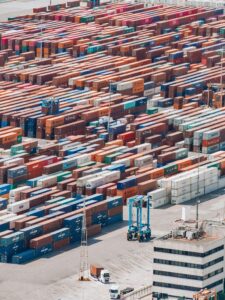 Containers bloqués par les douanes dans le cadre d’une procédure d’intervention pour suspicion de contrefaçon de marque.