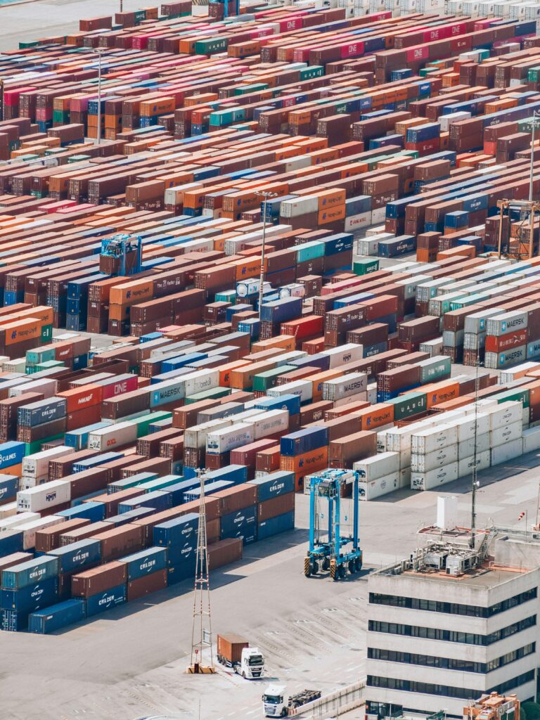 Containers bloqués par les douanes dans le cadre d’une procédure d’intervention pour suspicion de contrefaçon de marque.