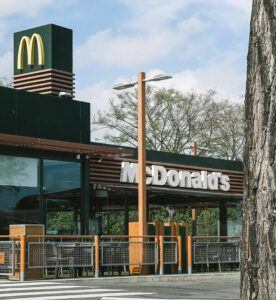Façade d'un restaurant McDonald's, exemple de point de vente exploité en contrat de franchise